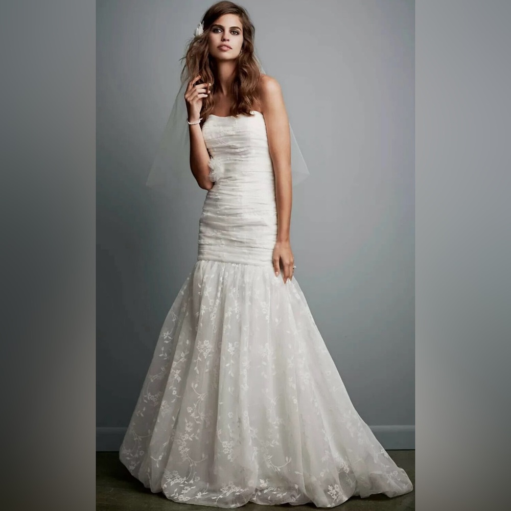 Elegant Strapless Ivory Wedding Dress